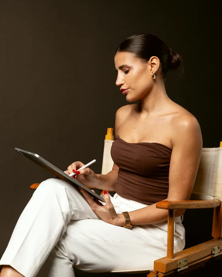 Dra. Priscila Carlen, médica de IRONDA, tomando notas en una tablet
