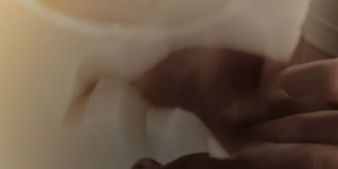 Manos que acompañan un cuello